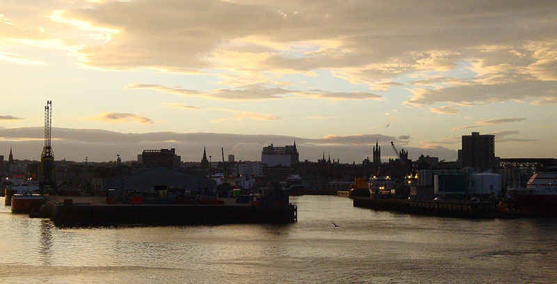Aberdeen-harbour-15093368